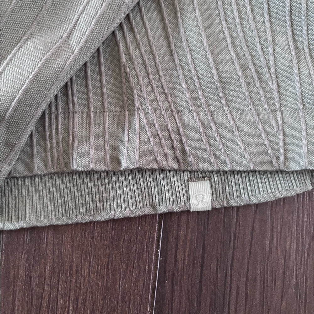 Lululemon Women’s Olive Green Long-Sleeve top with thumb holes.